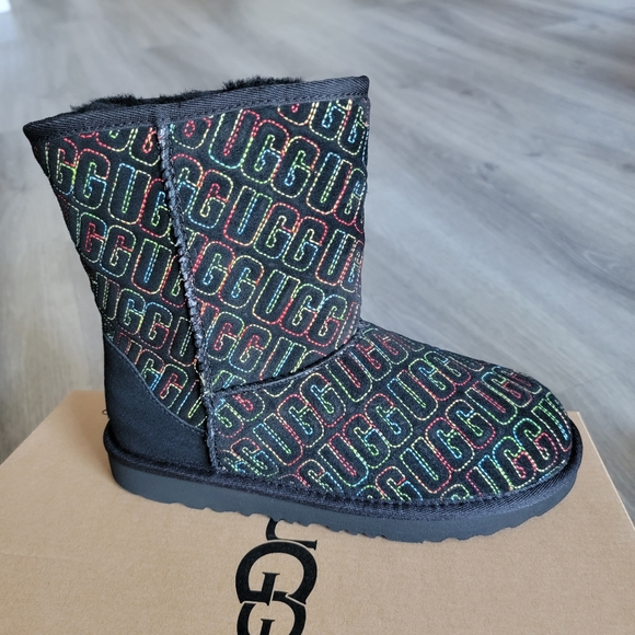 UGG Kids Classic II Graphic Stitch Short Boot - Picture 3 of 10